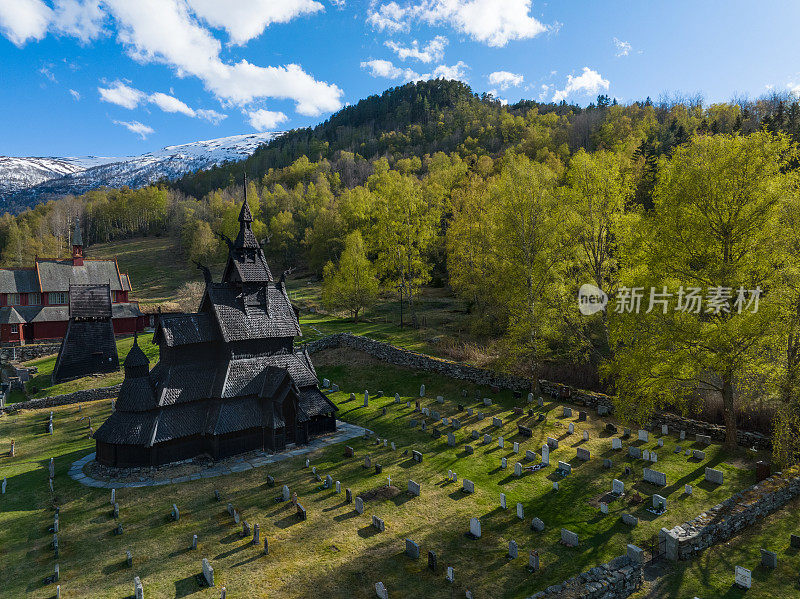 Borgund Stave Church和周围乡村的鸟瞰图